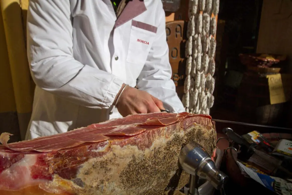 norcineria norcia con taglio di prosciutto crudo a mano